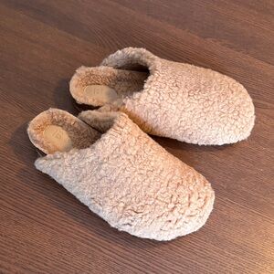 INTENTIONALLY BLANK - APRES Slippers - Indoor Outdoor Cozy in Tan Sherpa